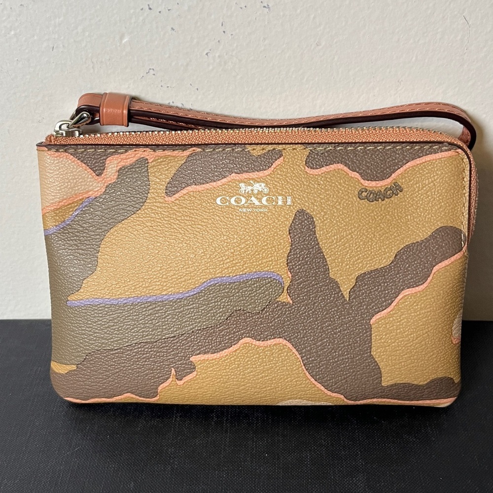 NWOT Coach Corner Zip Wristlet w Multicolor Wild Camo Print‎ Army Girl